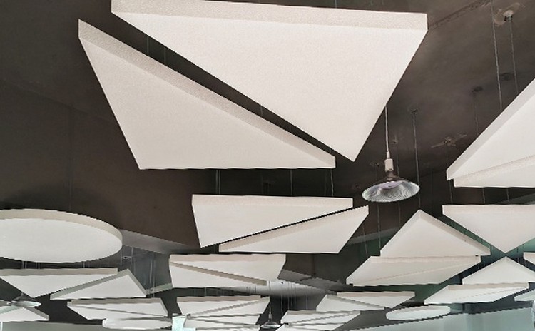 智慧教室有回聲用什么吸音材料？